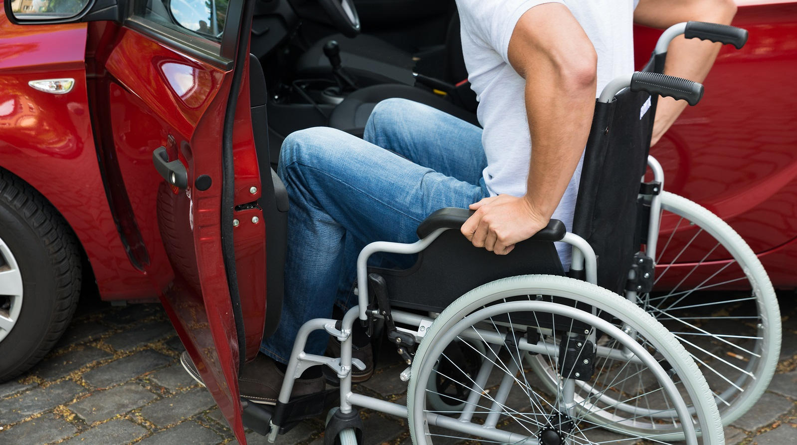 Инвалиды, имеющие транспортные средства, имеют право на компенсацию 50% страховой премии по договору ОСАГО.