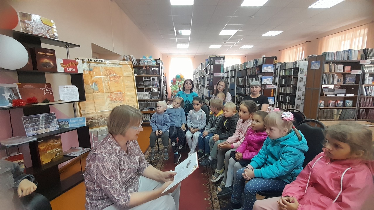 Воспитанники Иловского детского сада совместно с воспитателями и родителями посетили Иловскую модельную библиотеку в рамках тура выходного дня.