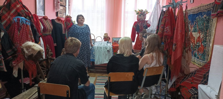 Специалисты Центра культурного развития села Иловка провели тематический вечер «Фольклор – душа народная». Специалисты Центра культурного развития села Иловка провели тематический вечер «Фольклор – душа народная».