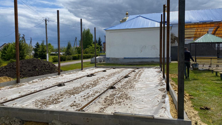 В центре села Иловка идет обустройство теннисной площадки на свежем воздухе при поддержке Фонда Президентских грантов.